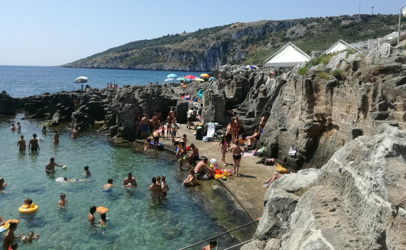 Фото Spiaggia e Piscina Naturale di Marina Serra с камни поверхностью