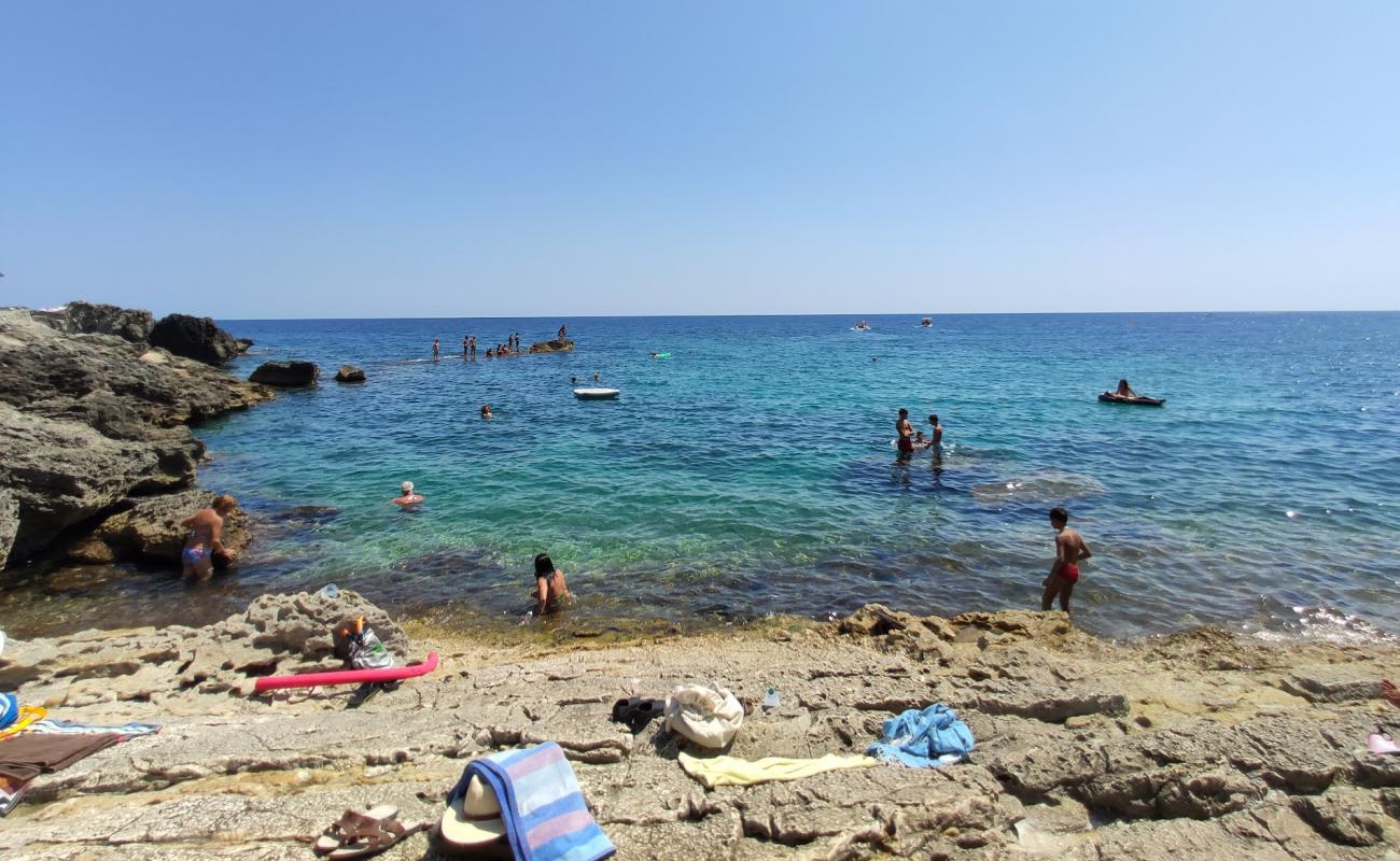 Фото Spiaggia di Chianca Liscia с камни поверхностью