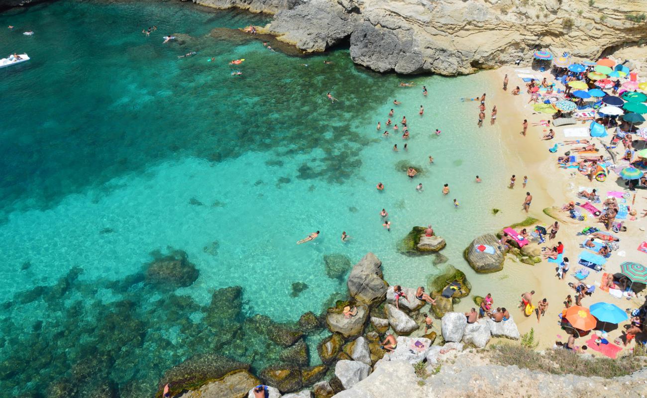 Фото Spiaggia di Porto Miggiano с золотистый песок поверхностью