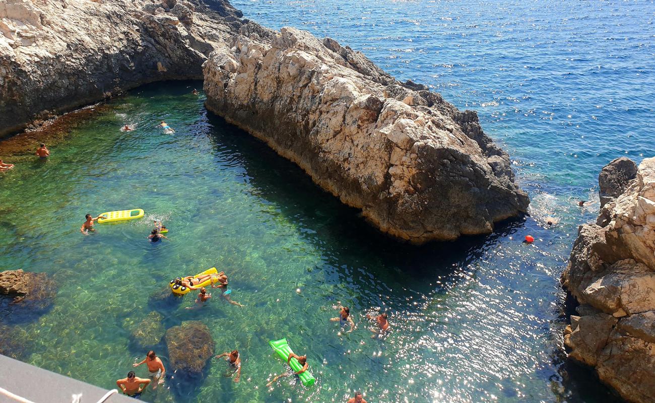 Фото Grotta Gattulla beach с бетон поверхностью