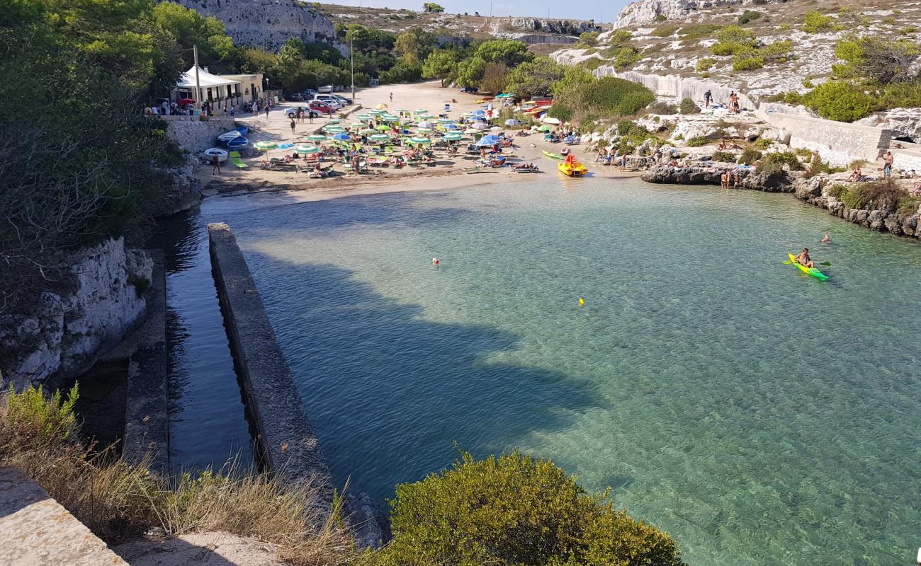 Фото Spiaggia di Porto Badisco с светлый песок поверхностью