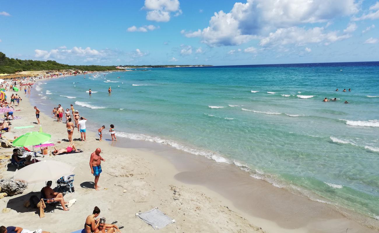 Фото Spiaggia Baia dei Turchi с светлый песок поверхностью