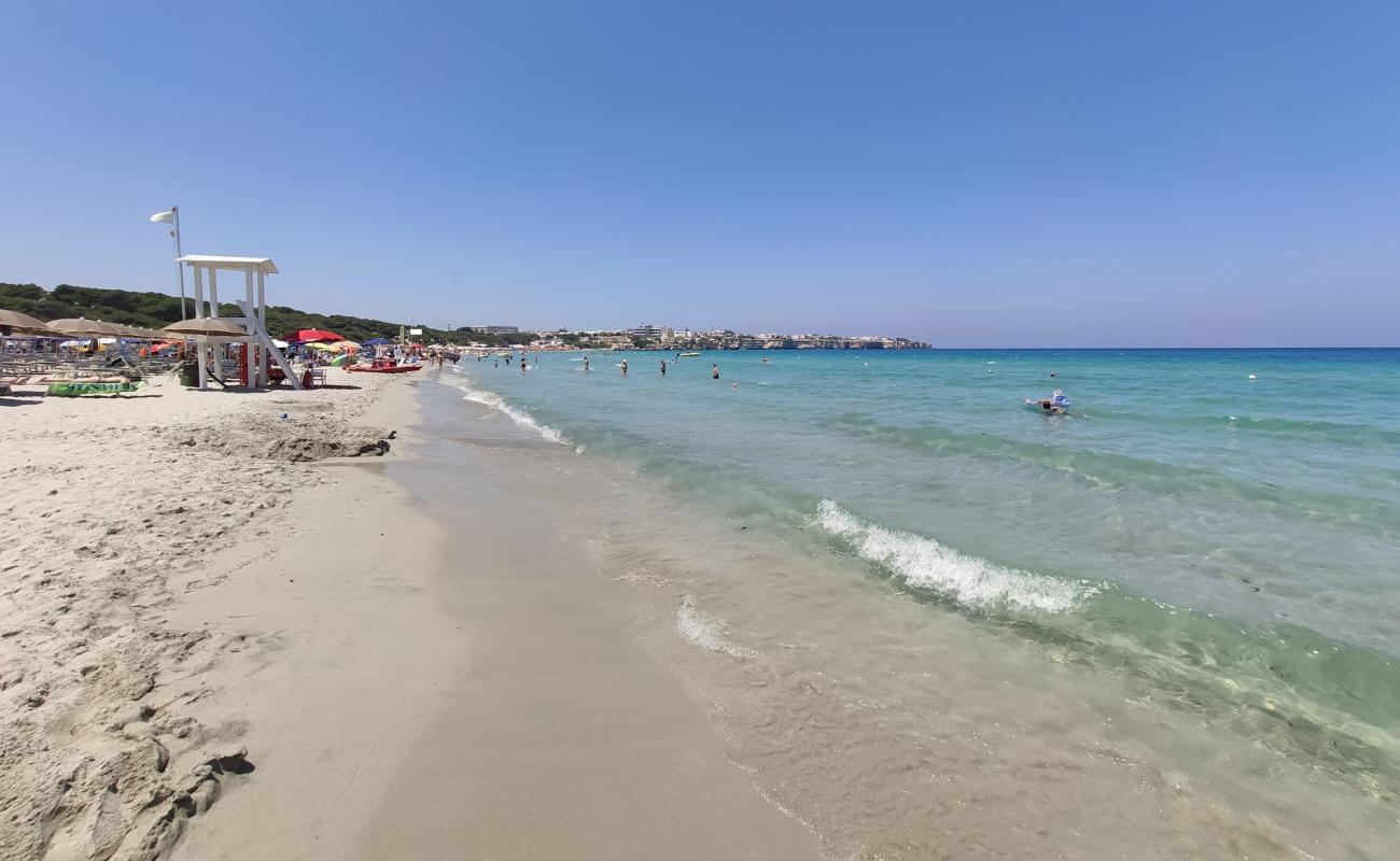 Фото Spiaggia Torre dell'Orso с золотистый песок поверхностью