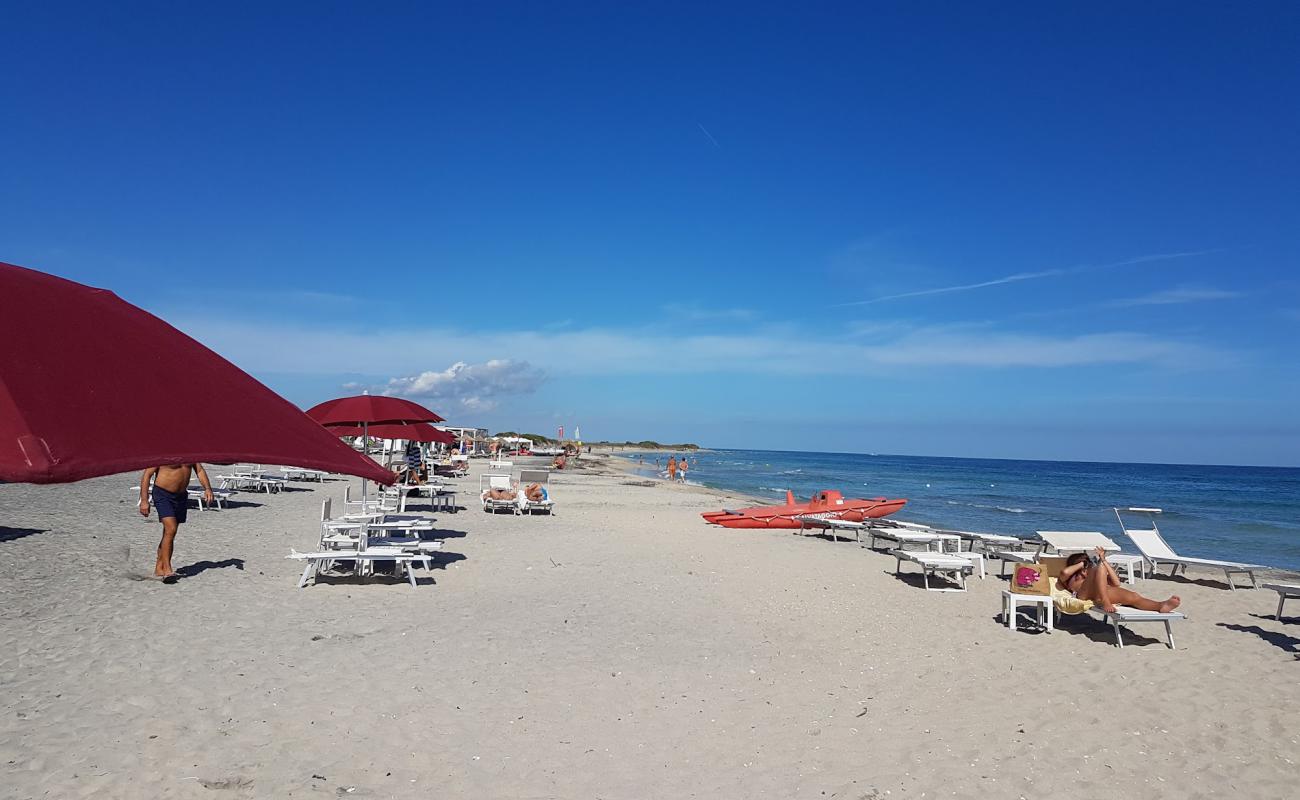 Фото Ultima Spiaggia delle Cesine с светлый песок поверхностью