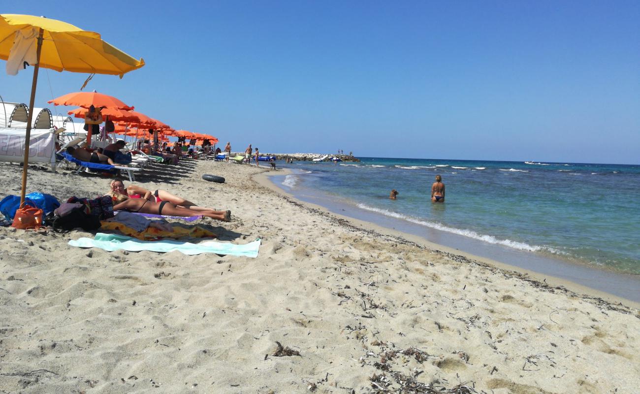 Фото Spiaggia San Cataldo с светлый песок поверхностью