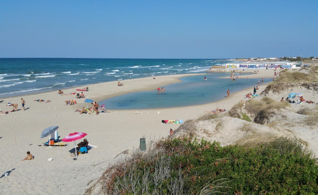 Фото Torre Chianca beach с золотистый песок поверхностью