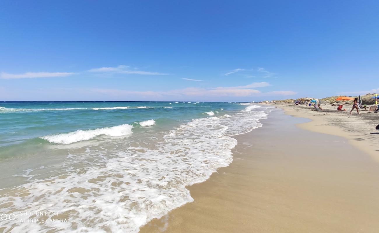 Фото Spiaggia di Torre Rinalda с золотистый песок поверхностью