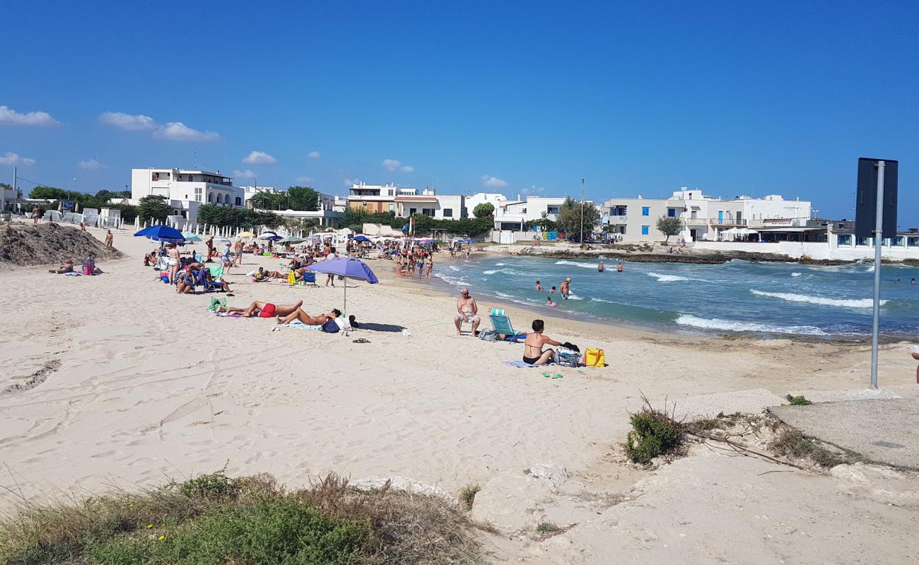 Фото Baia di Camerini beach с светлый песок поверхностью