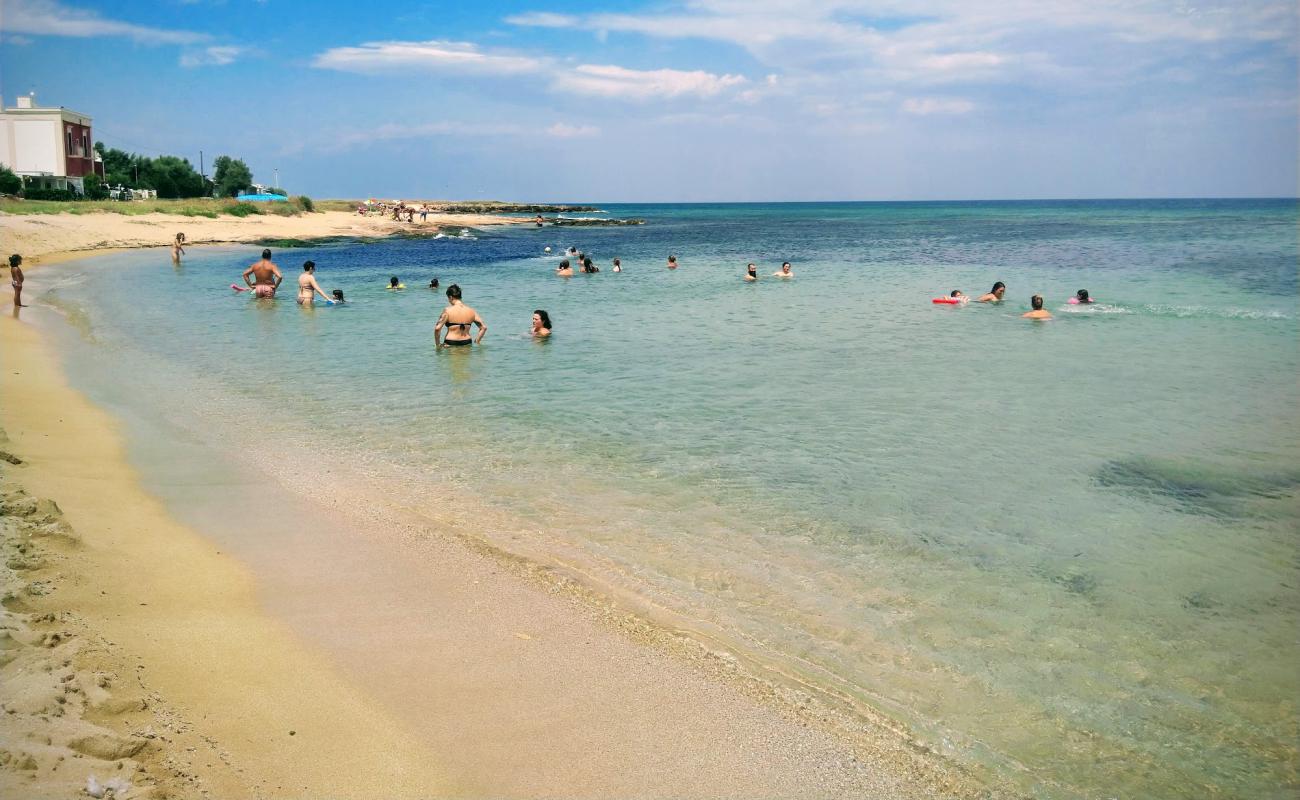 Фото Spiaggia della Forcatella с светлый песок поверхностью