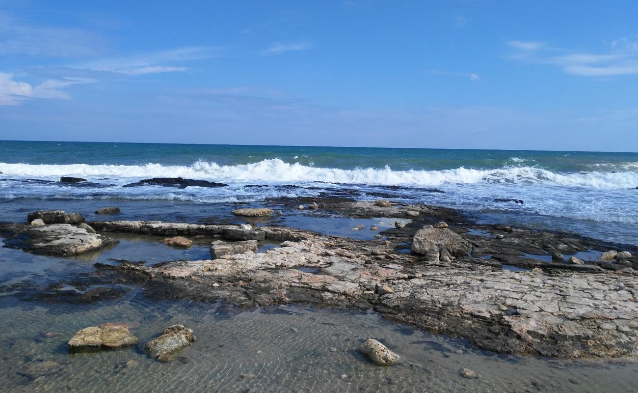 Фото Mola di Bari beach с песок с камнями поверхностью