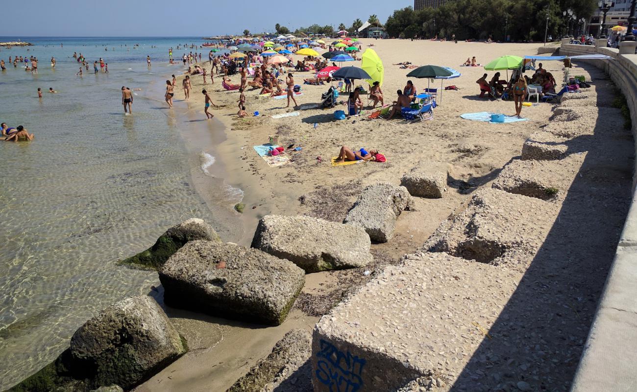 Фото Spiaggia Pane e Pomodoro с светлый песок поверхностью