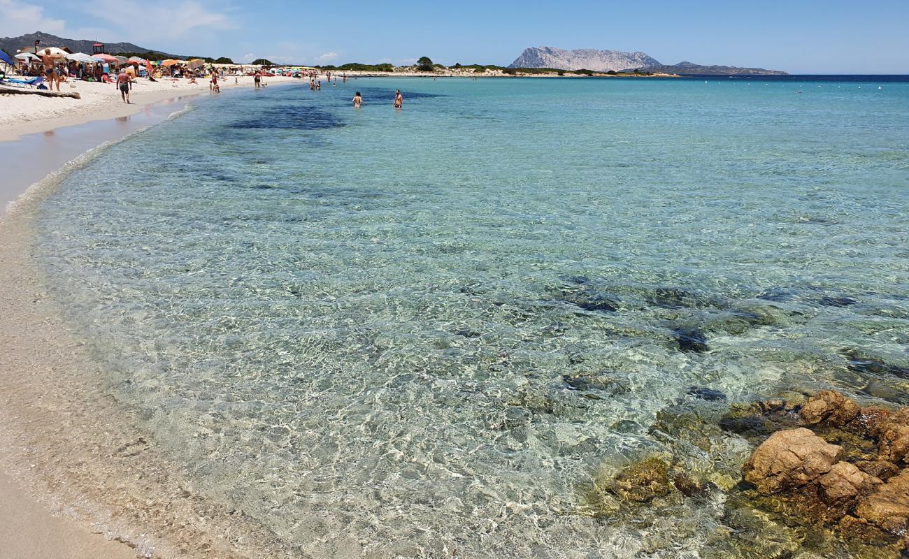 Фото Spiaggia Isuledda с золотистый песок поверхностью