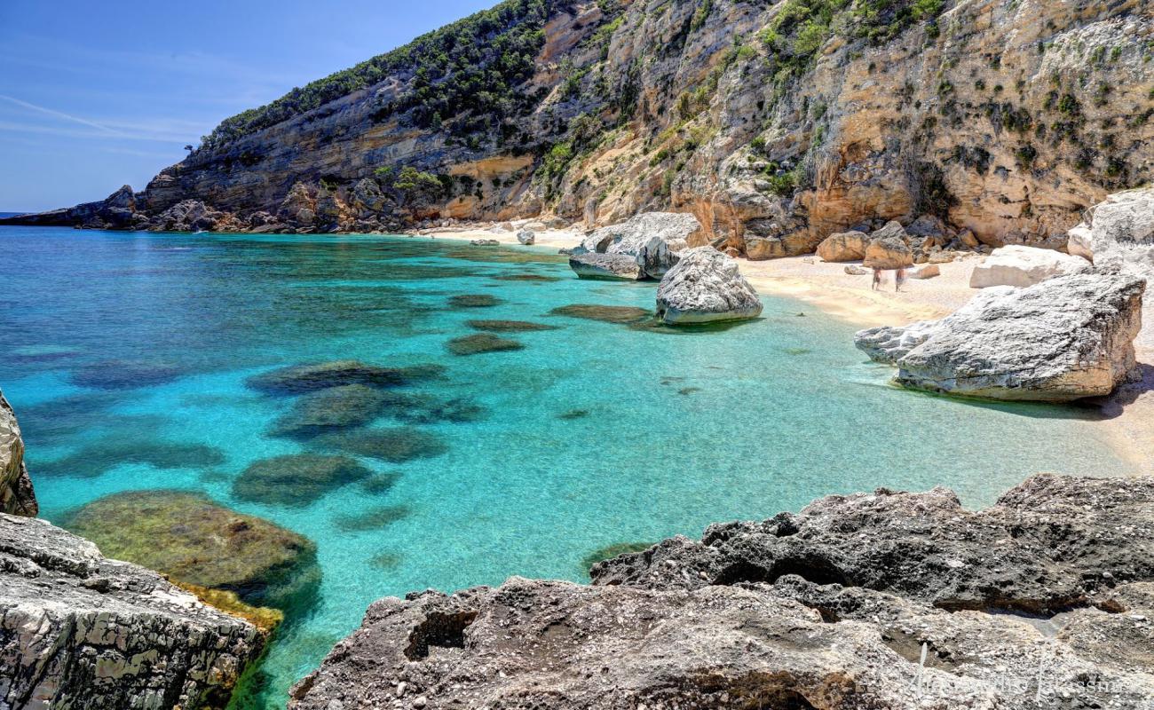 Фото Cala Mariolu с белая чистая галька поверхностью