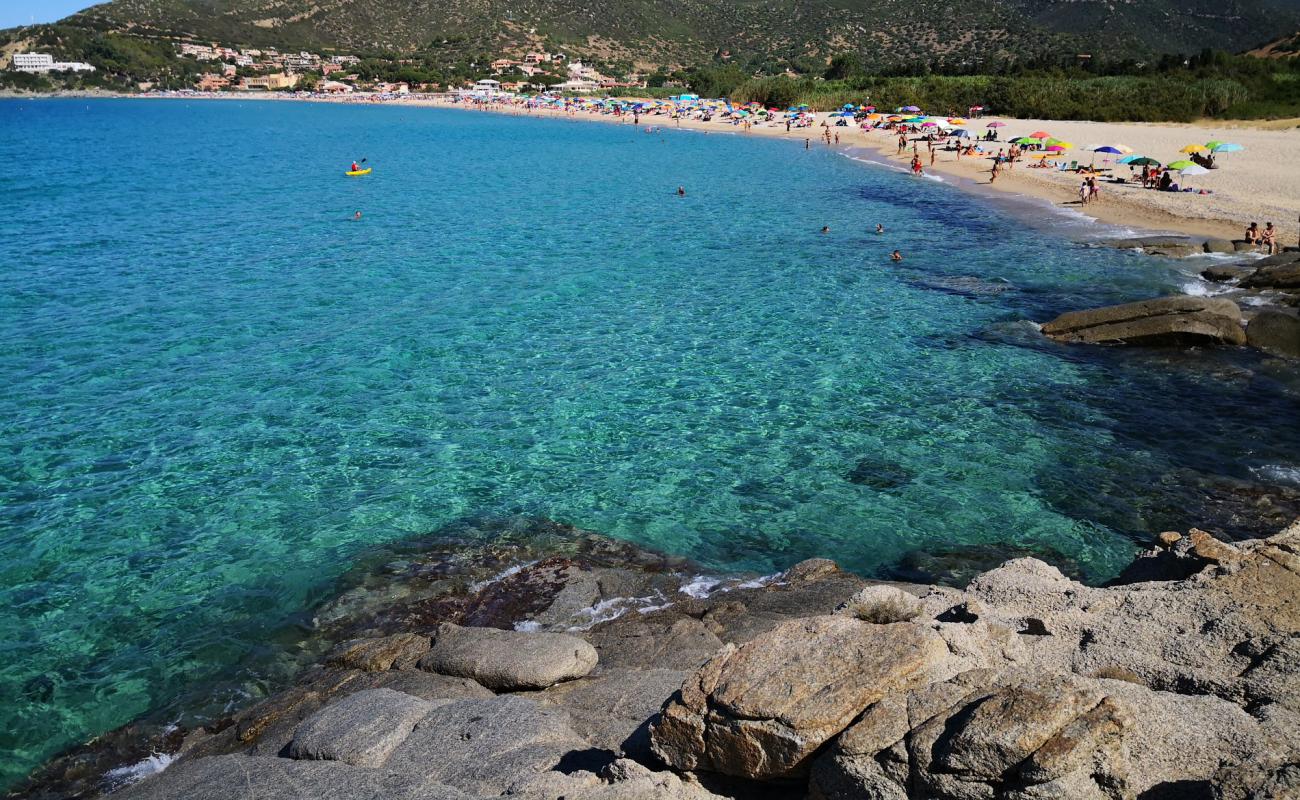 Фото Spiaggia di Solanas с золотистый песок поверхностью