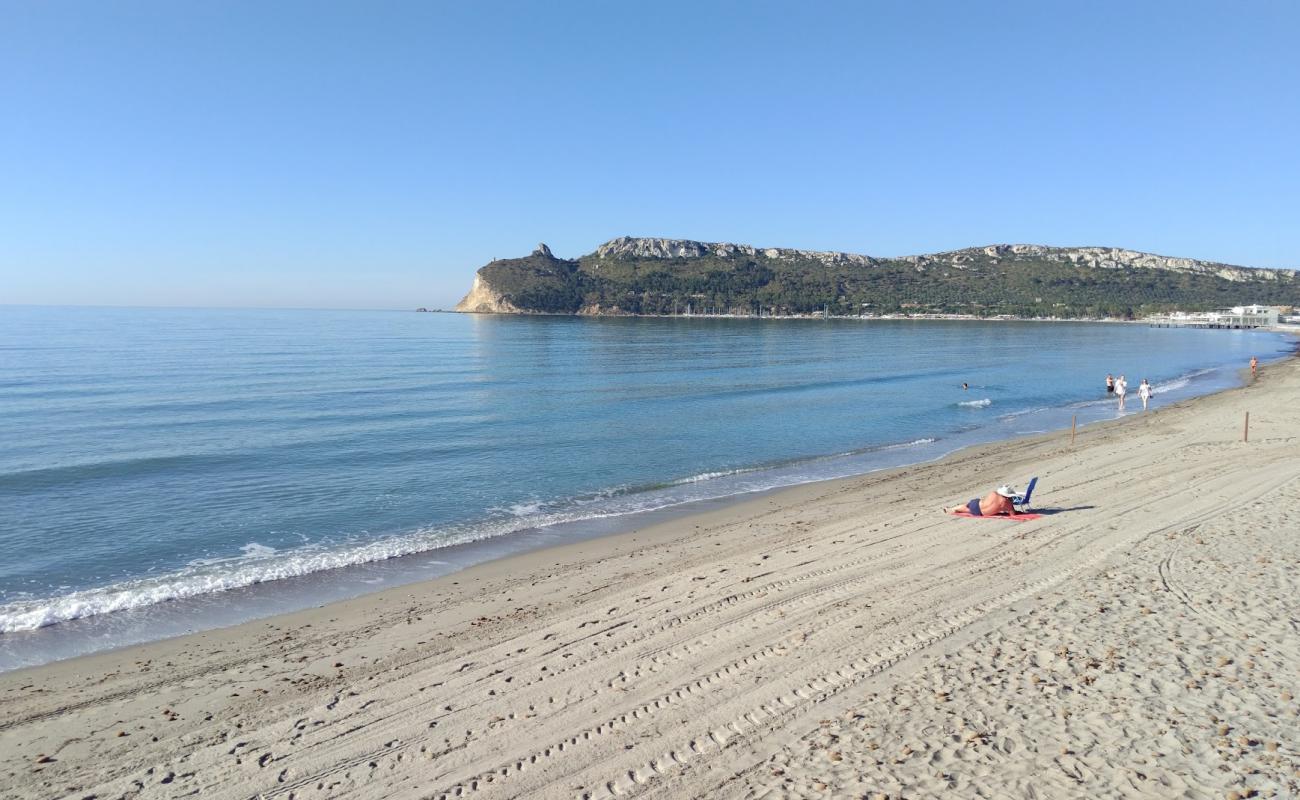 Фото Spiaggia Del Poetto с золотистый песок поверхностью