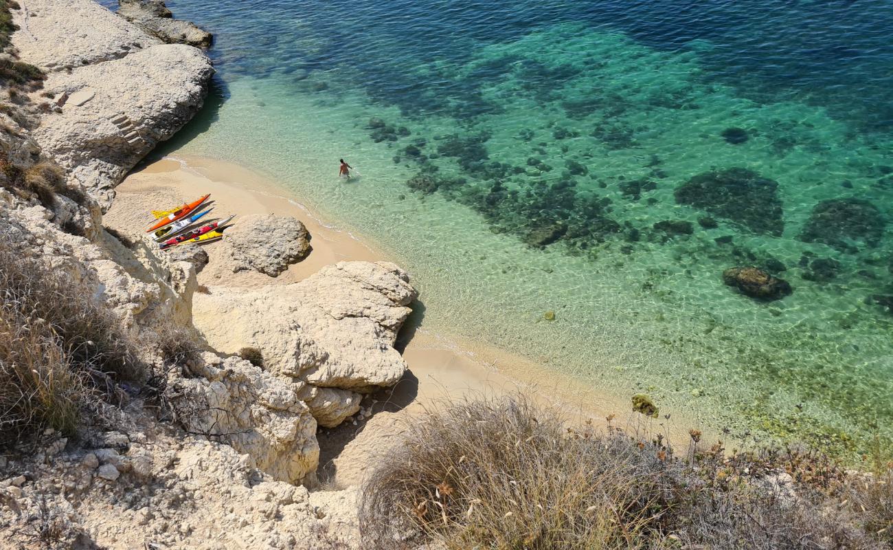 Фото Cala Bernat с песок с галькой поверхностью