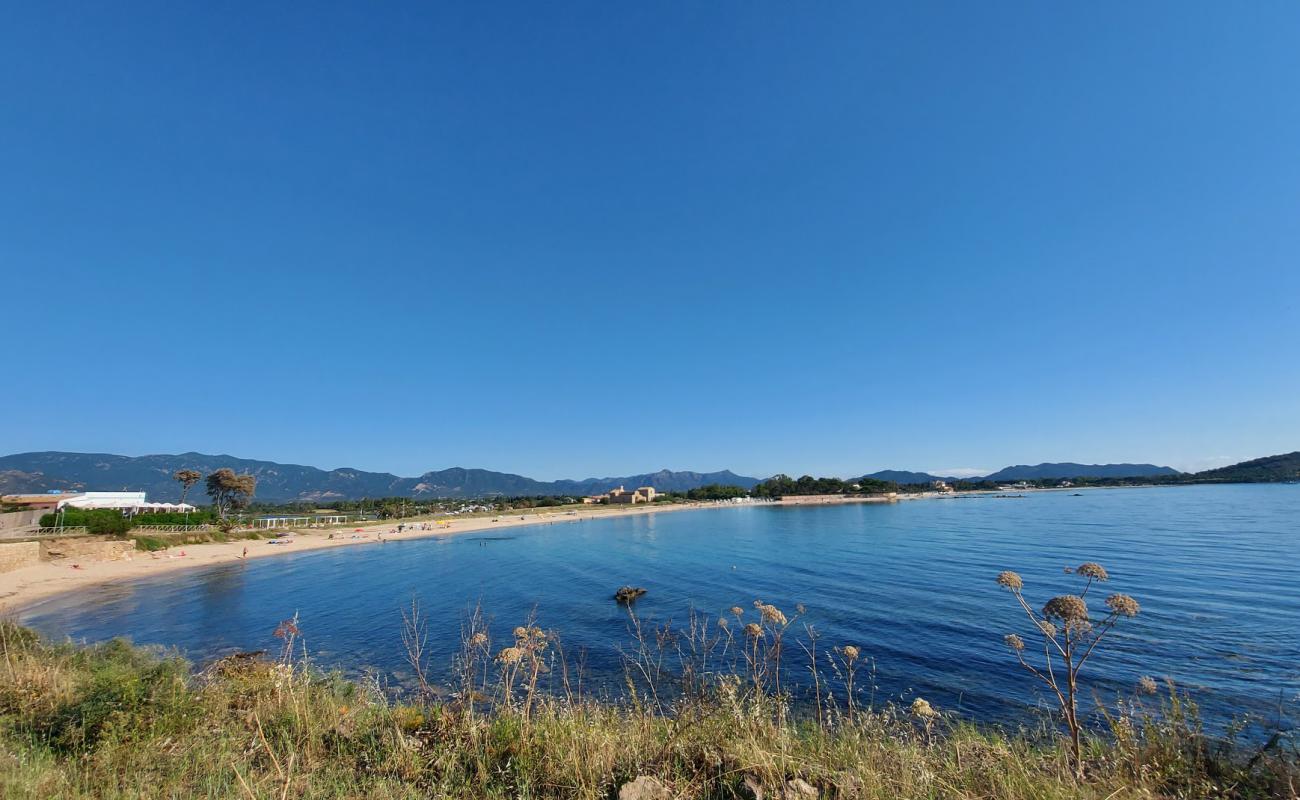 Фото Spiaggia di Nora с золотистый песок поверхностью