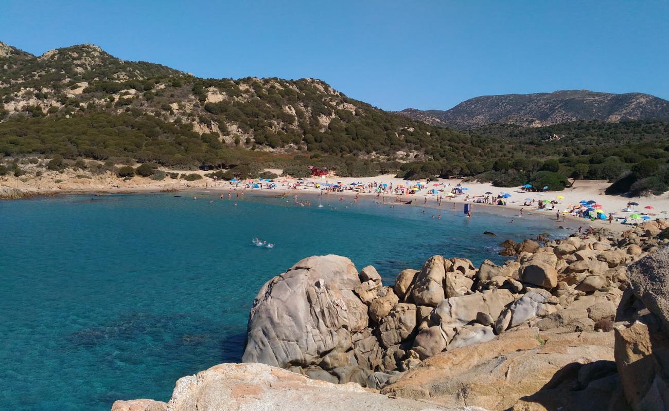 Фото Spiaggia di Cala Cipolla с золотистый песок поверхностью