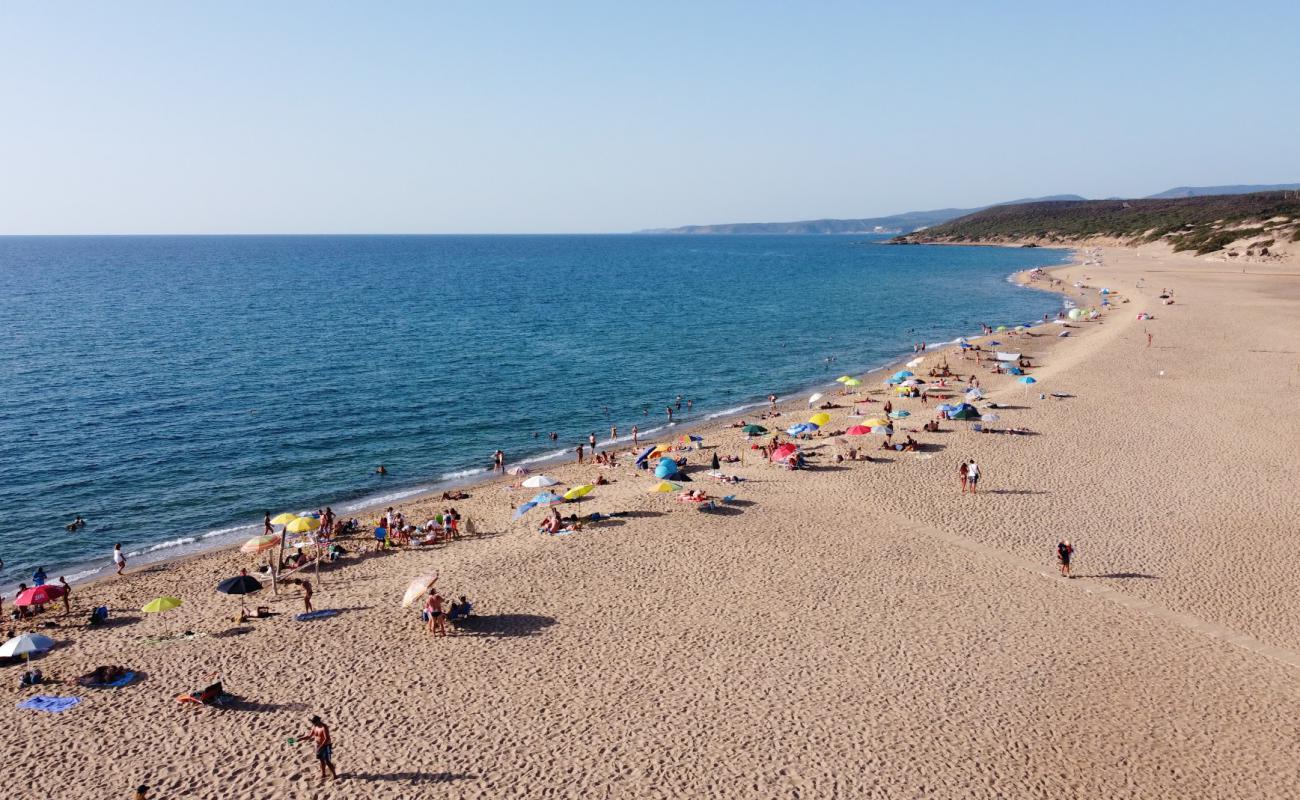 Фото Spiaggia Di Piscinas с золотистый песок поверхностью