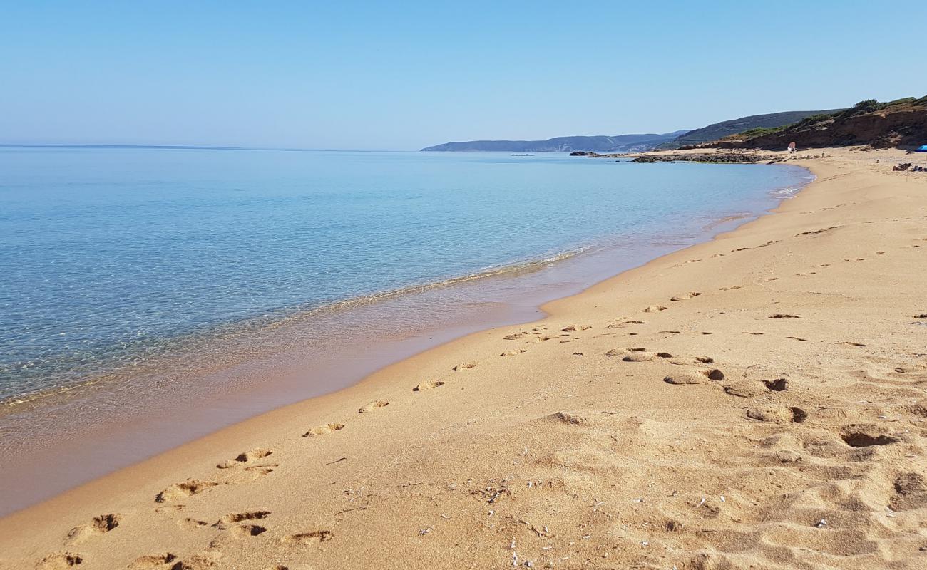 Фото S'acquedda beach с светлый песок поверхностью