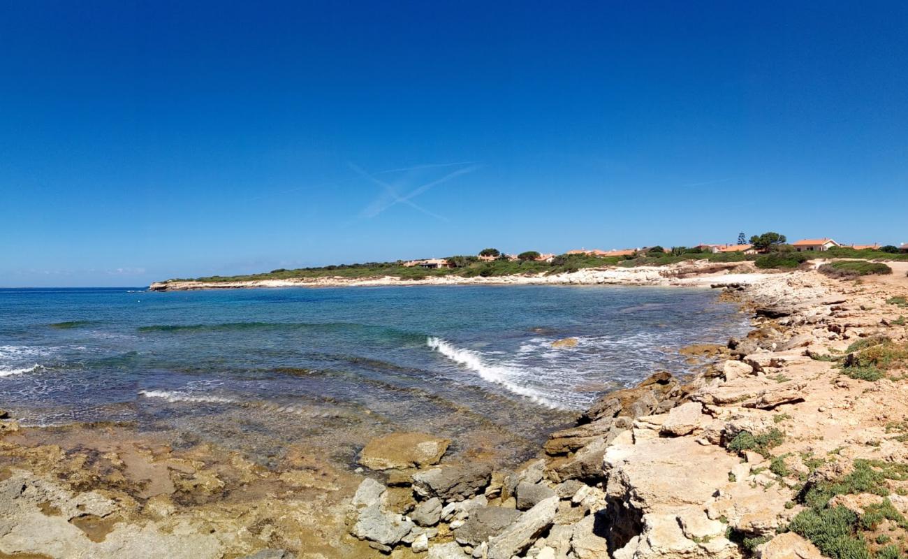 Фото Spiaggia di Mandriola с песок с камнями поверхностью