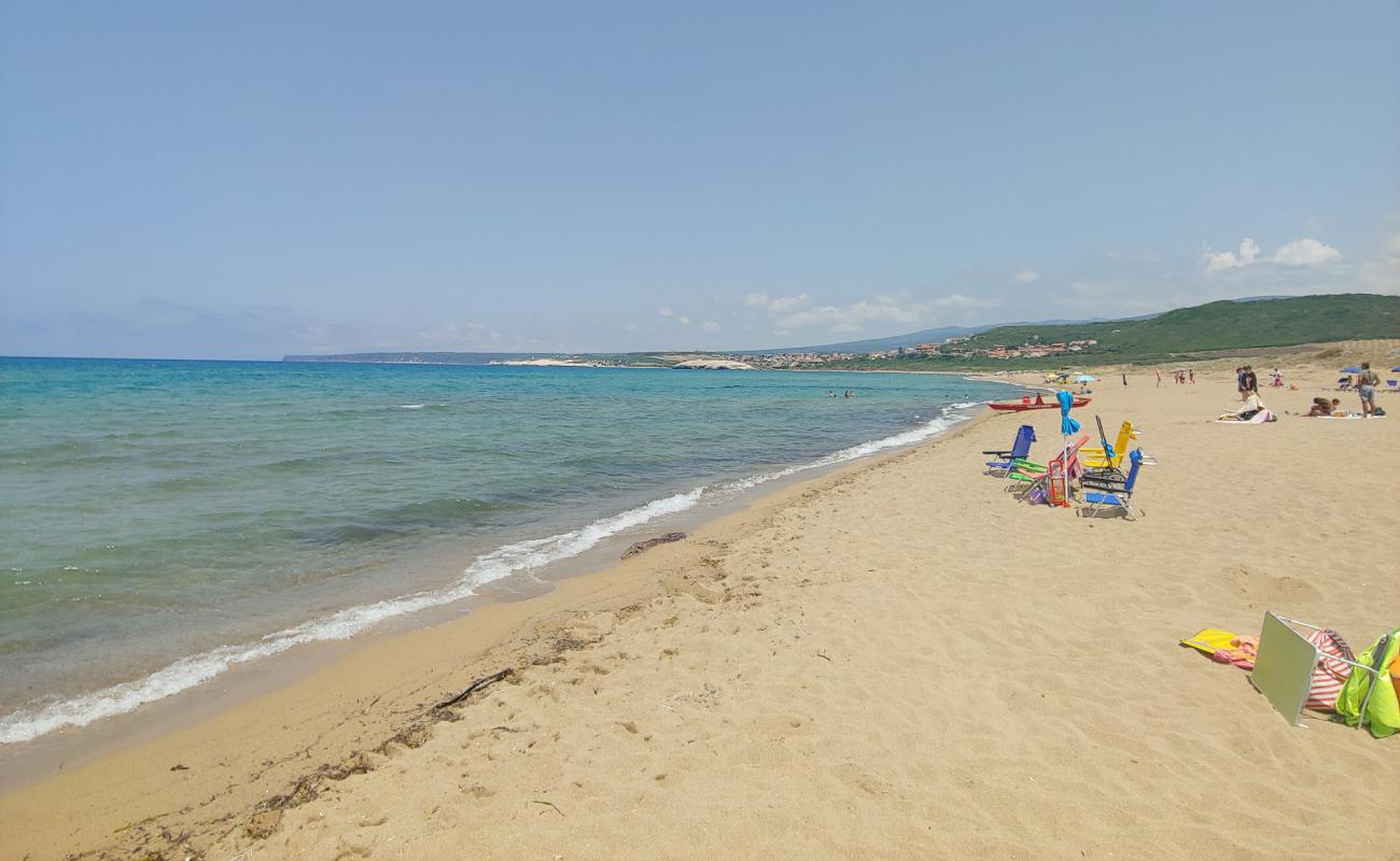 Фото Spiaggia Di Is Arenas с светлый песок поверхностью