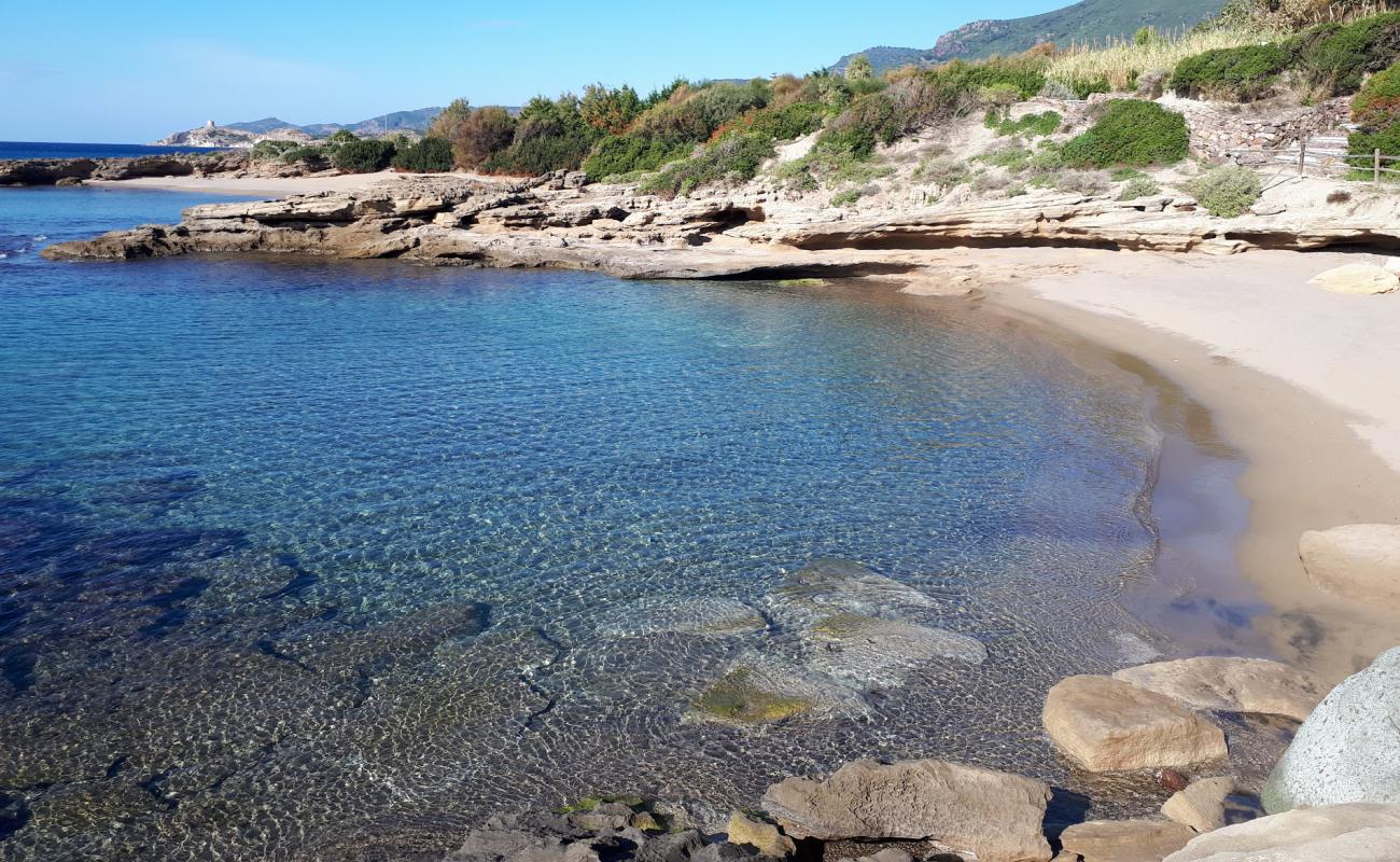 Фото Spiaggia di S'Abba Druche с золотистый песок поверхностью