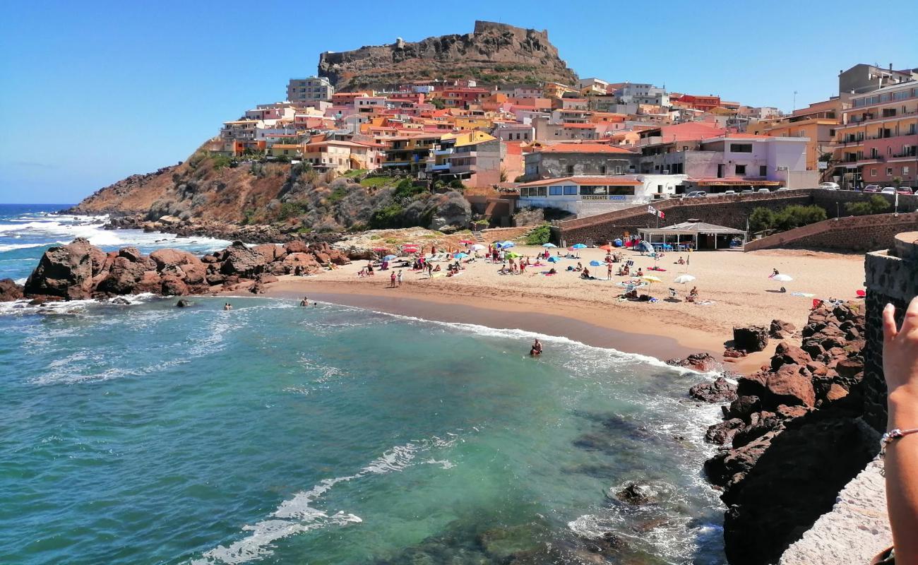 Фото Spiaggia La Marina Di Castelsardo с темный песок поверхностью