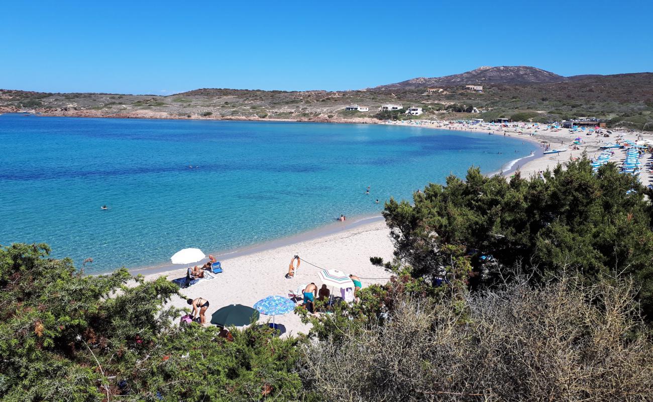 Фото Spiaggia La Marinedda с золотистый песок поверхностью