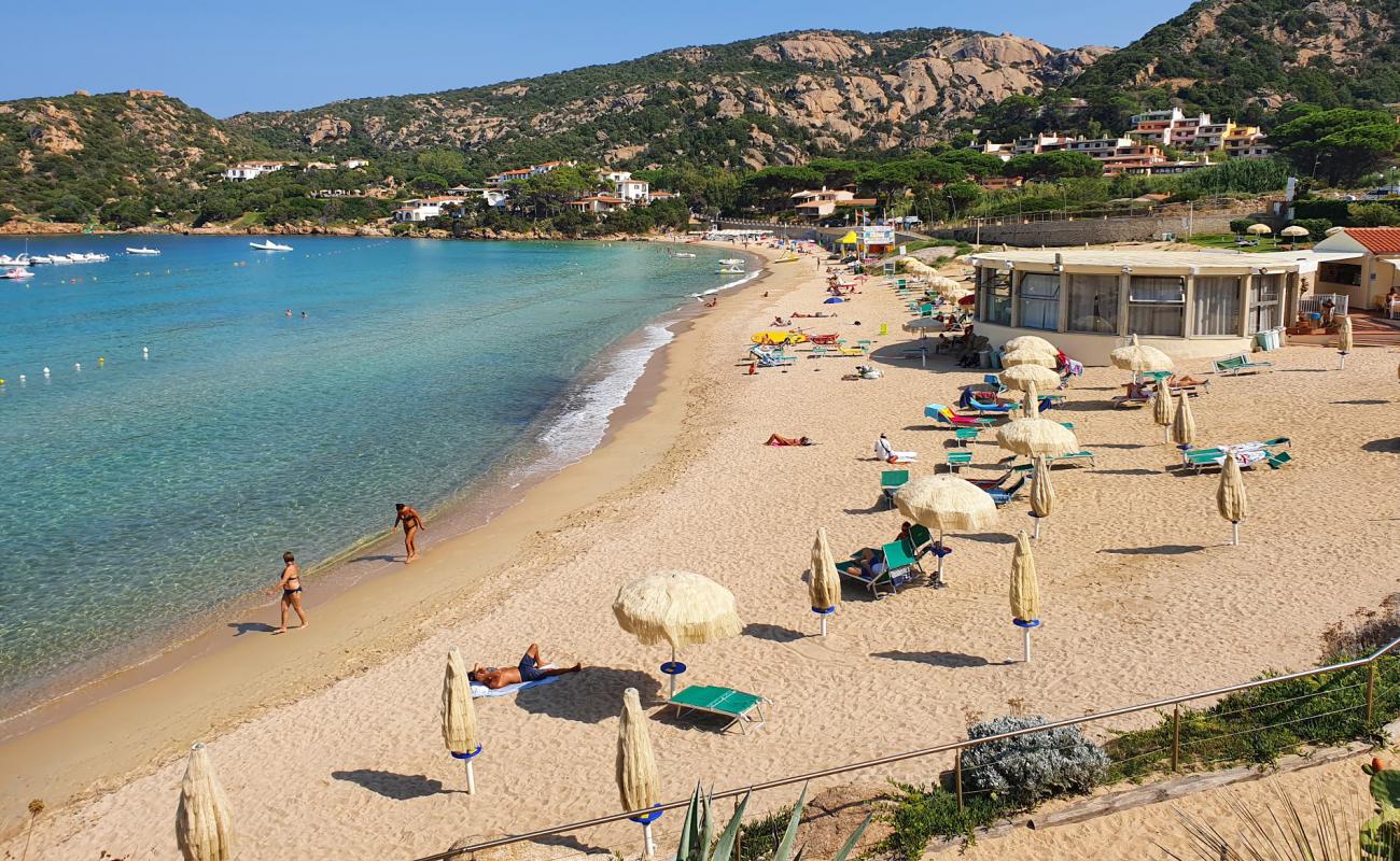 Фото Spiaggia Cala battistoni с золотистый песок поверхностью