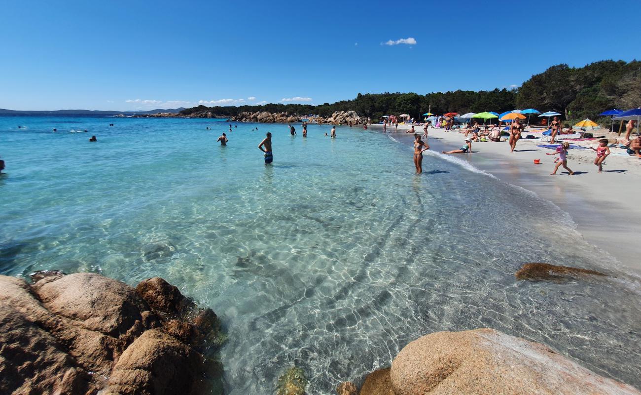 Фото Spiaggia Di Capriccioli (Est) с золотистый песок поверхностью