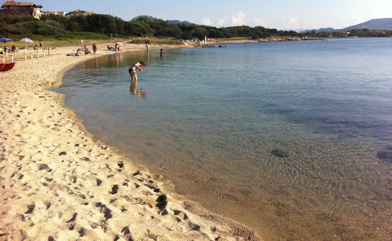 Фото Spiaggia de Su Nuragheddu с светлый песок поверхностью