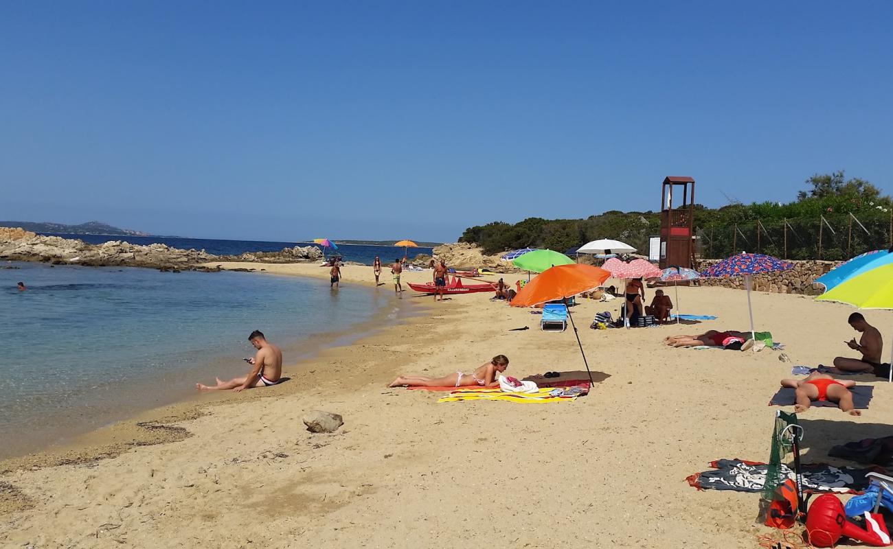 Фото Spiaggia Punta Volpe с светлый песок поверхностью