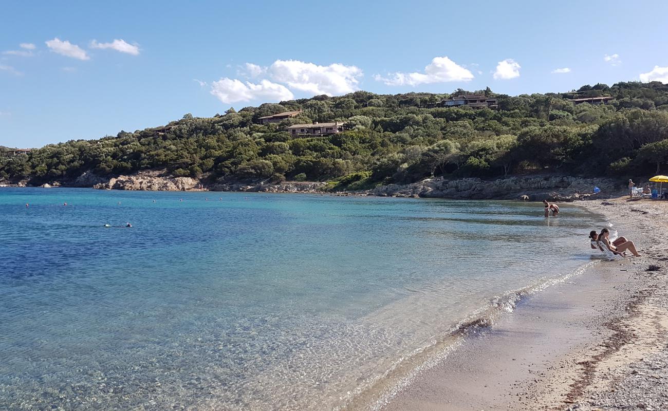 Фото Spiaggia Alghe с песок с галькой поверхностью