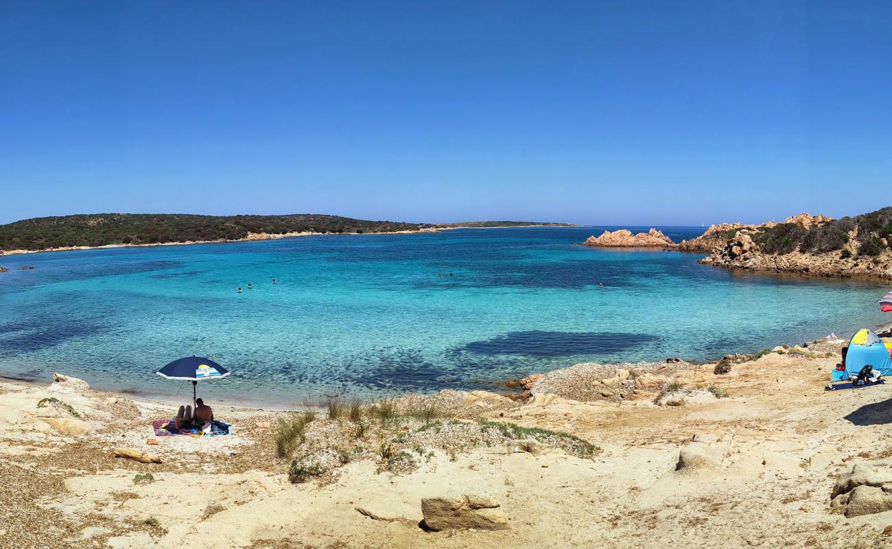 Фото Cala Andreani с золотистый песок поверхностью