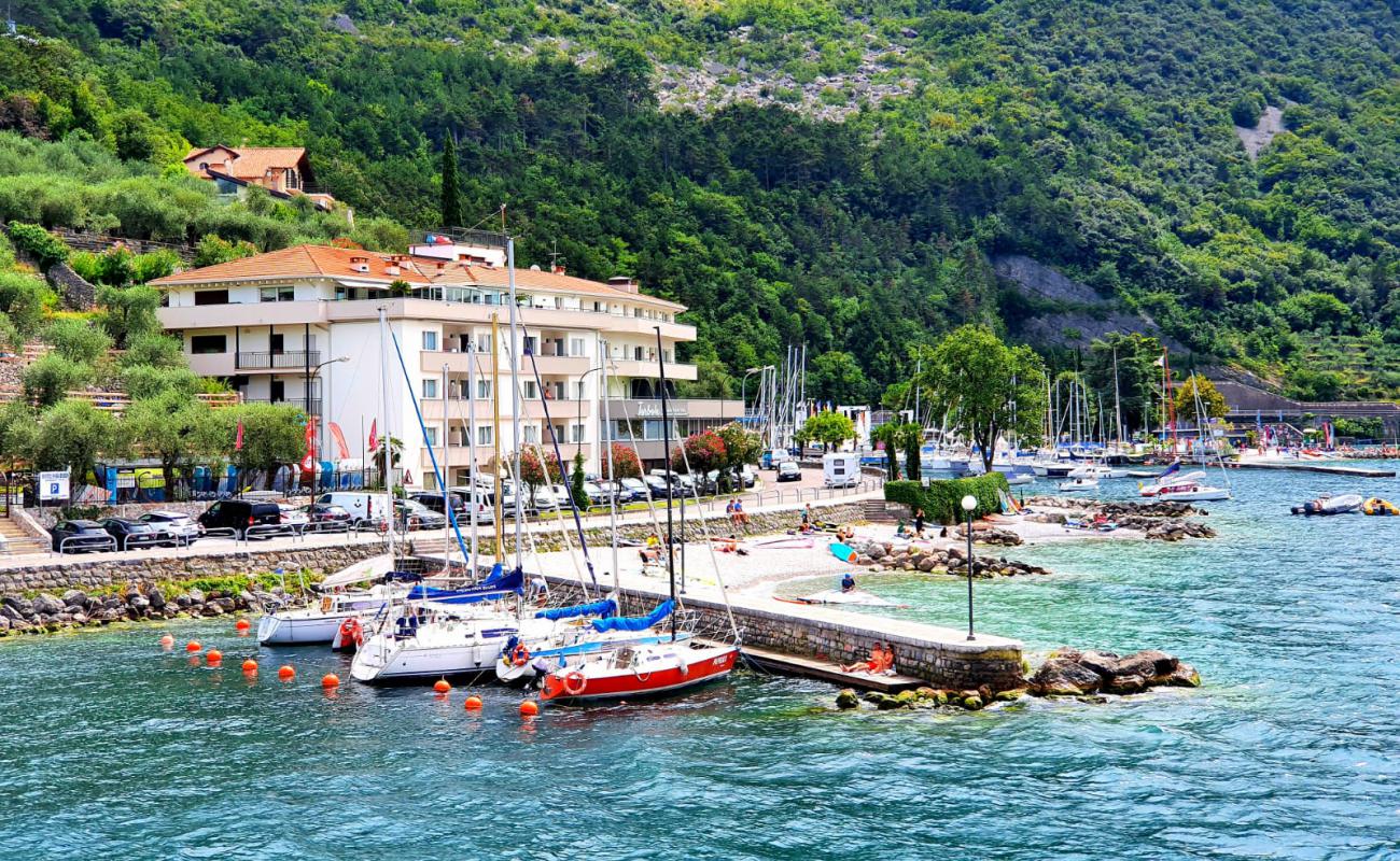 Фото Torbole Beach с серая чистая галька поверхностью