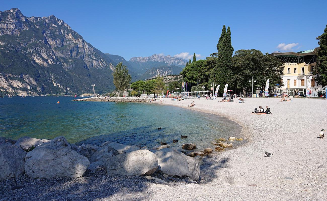 Фото Spiaggia Lungolago с серая чистая галька поверхностью