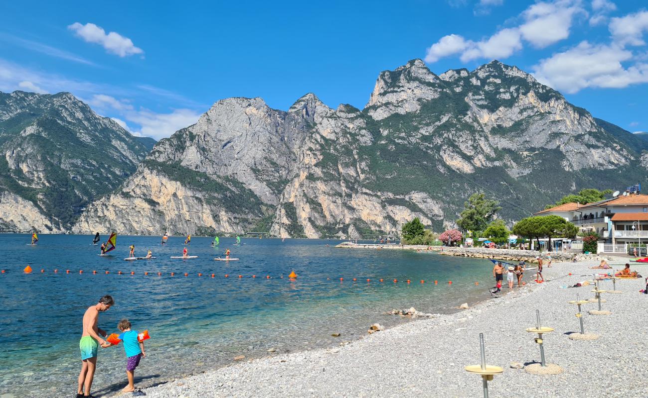 Фото Spiaggia di Torbole с серая чистая галька поверхностью