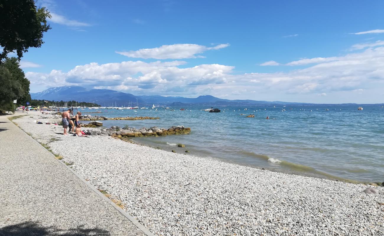 Фото Padenghe Beach с серая чистая галька поверхностью