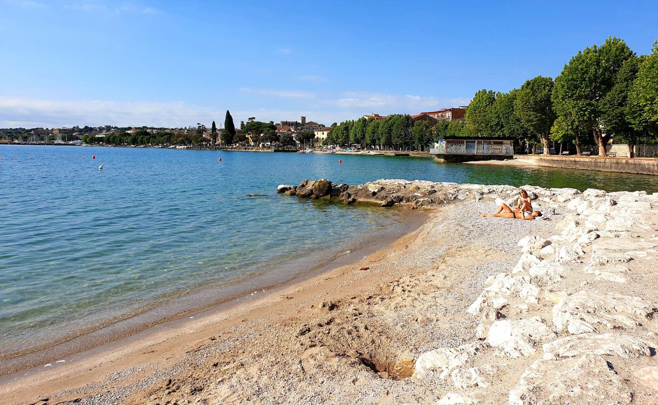 Фото Spiaggia Desenzanino с серая чистая галька поверхностью