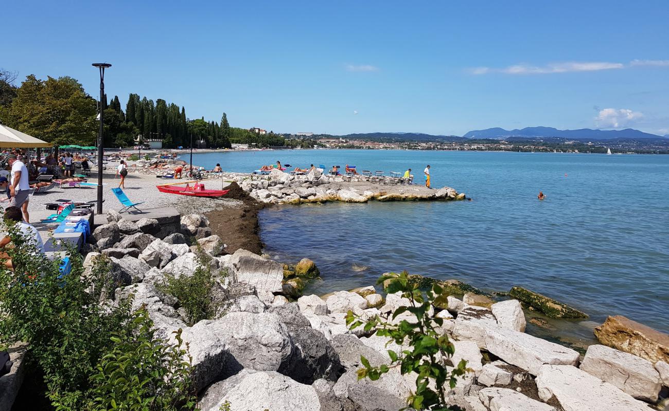 Фото Spiaggia di Rivoltella с серая чистая галька поверхностью