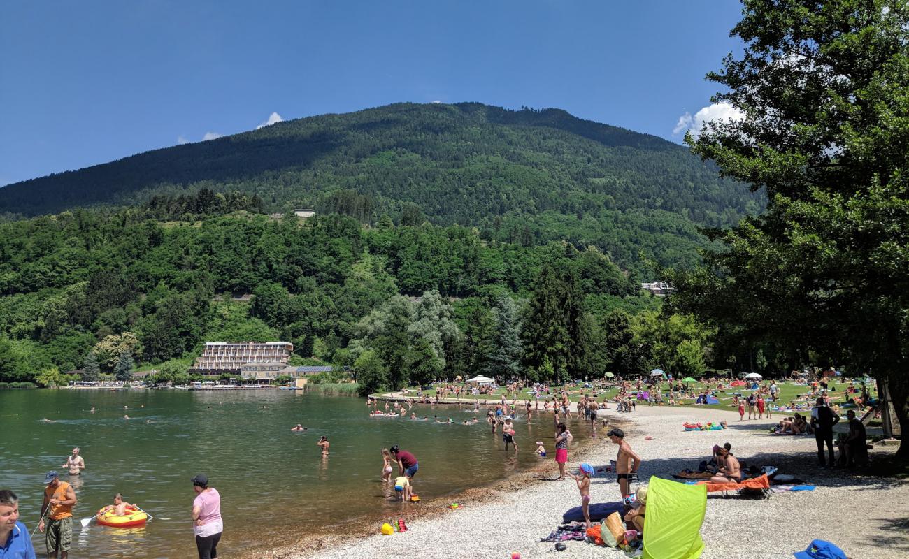 Фото Spiaggia pubblica di Levico с белая чистая галька поверхностью