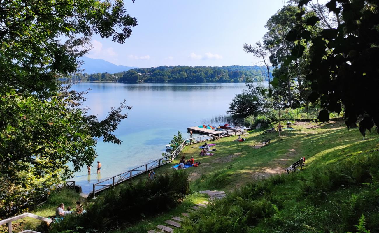 Фото Spiaggia Osmate с трава поверхностью