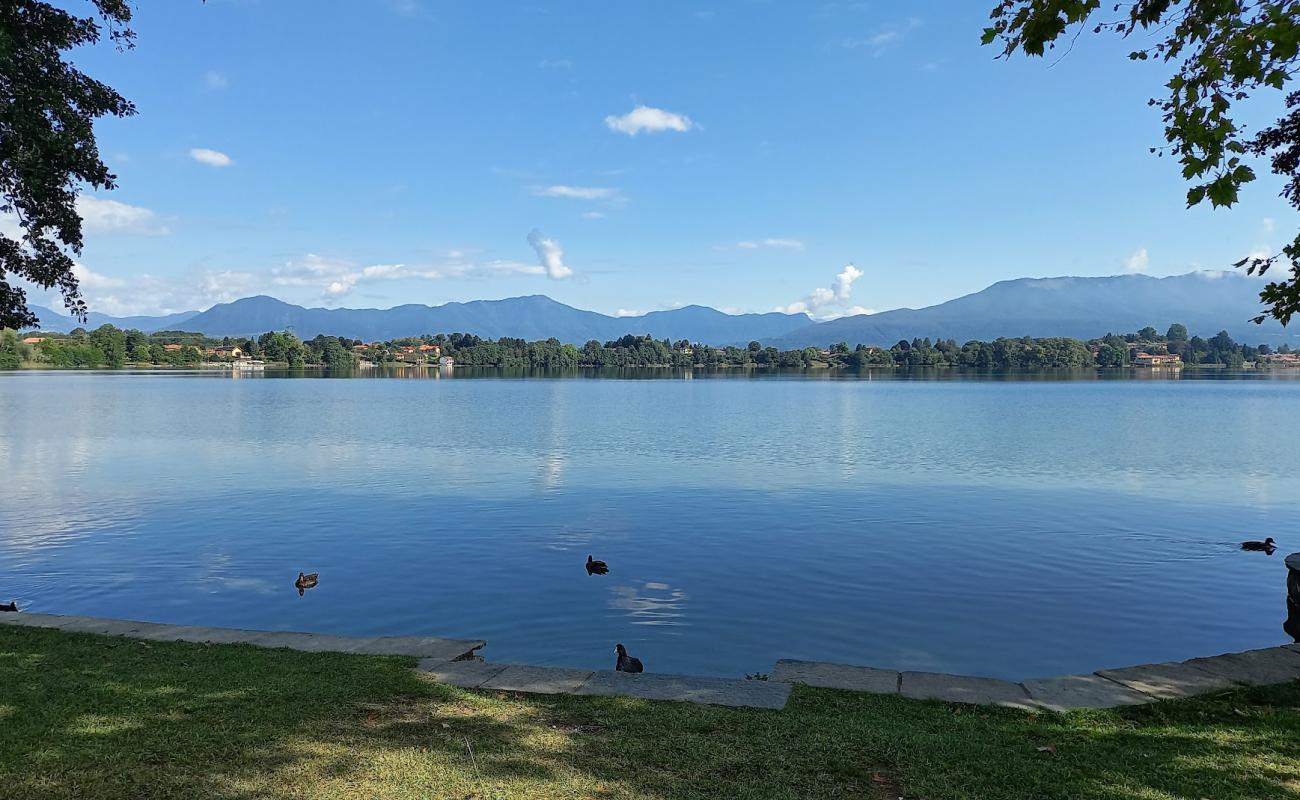 Фото Lago di Monate с трава поверхностью