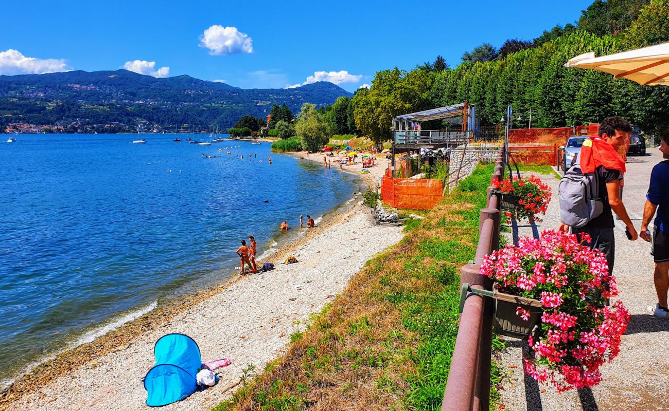 Фото Spiaggia libera di Angera с песок с галькой поверхностью