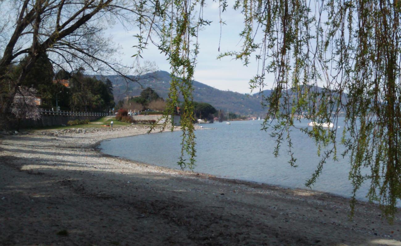 Фото Spiaggia sul lago Maggiore с песок с камнями поверхностью