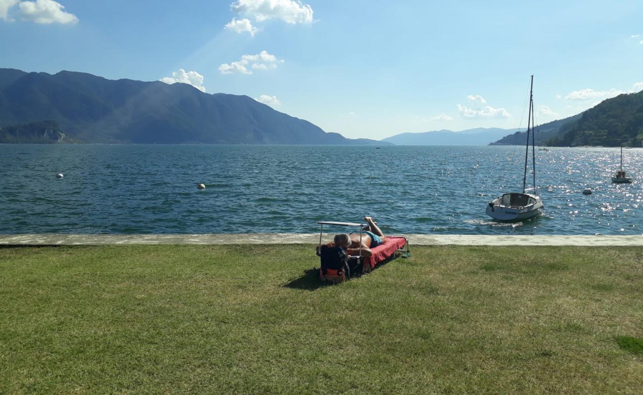 Фото Spiaggia di Oggebbio с трава поверхностью