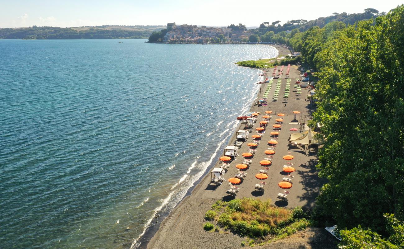 Фото Monkey's Beach с серый песок поверхностью