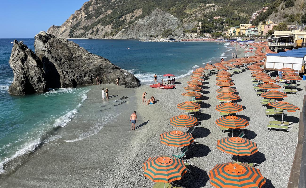 Фото Spiaggia di Fegina с светлый песок поверхностью