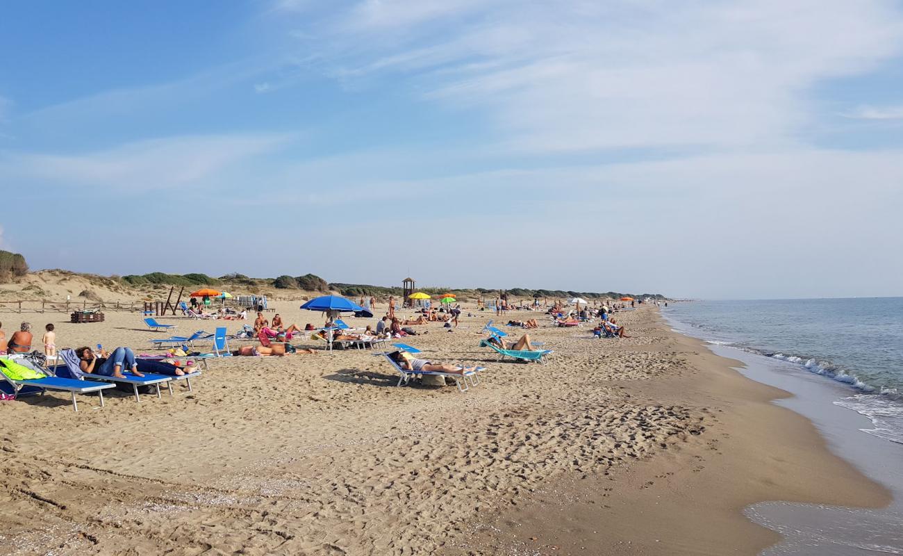 Фото Spiaggia di Capocotta с светлый песок поверхностью